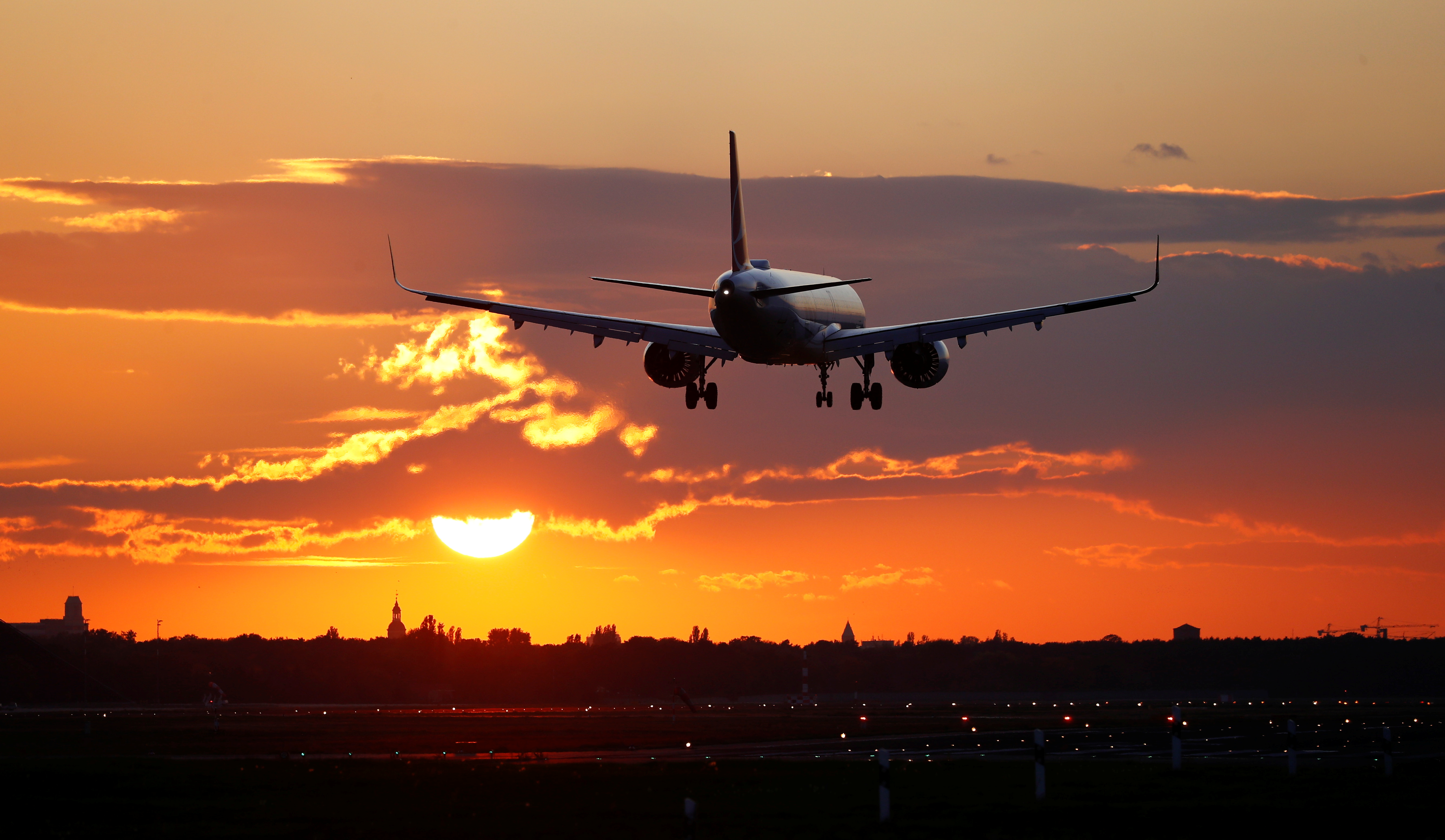 Las aerolíneas que operan en el país no quieren quedarse fuera de la semana de descuentos y han lanzado sus propias promociones.  (REUTERS/Fabrizio Bensch)