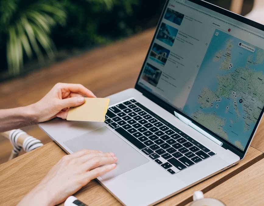 Siempre es bueno verificar la confiabilidad y ubicación física del negocio que vende el plan vacacional.  Foto: Pexels