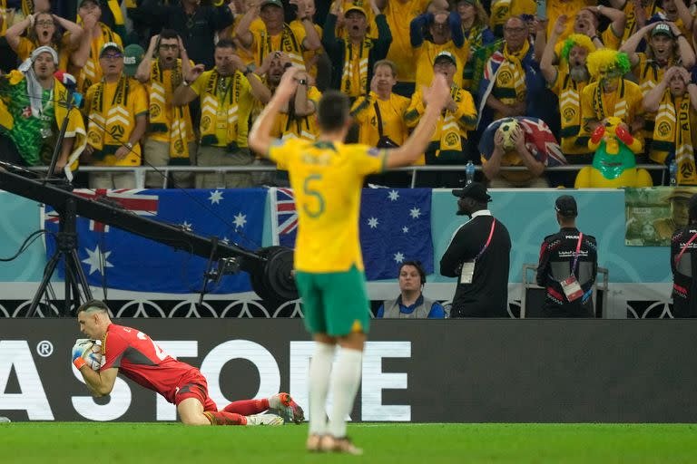 los "milagroso"  por Emiliano Martínez al final del partido es sufrido por los australianos, que no pueden creer que el arquero evitó el empate.