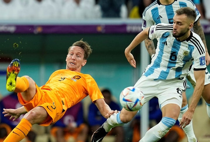 Pezzella con Luke De Jong.