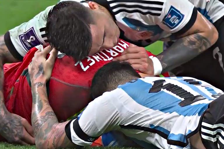 Dibu Martínez es abrazado por sus compañeros tras su gran atajada