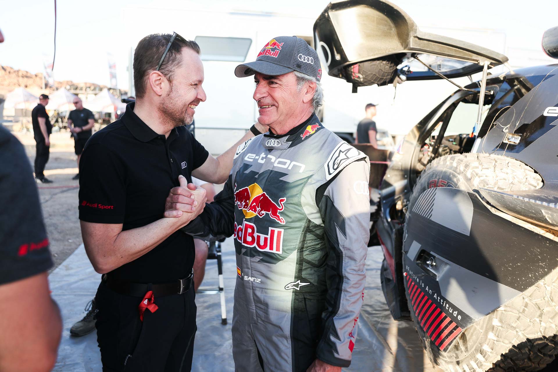 Carlos-Sainz-Audi-e-tron-Dakar-2024-en-el-desierto
